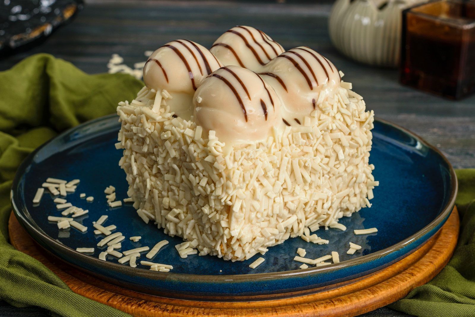 Beyaz Çikolatalı Profiterollü Pasta