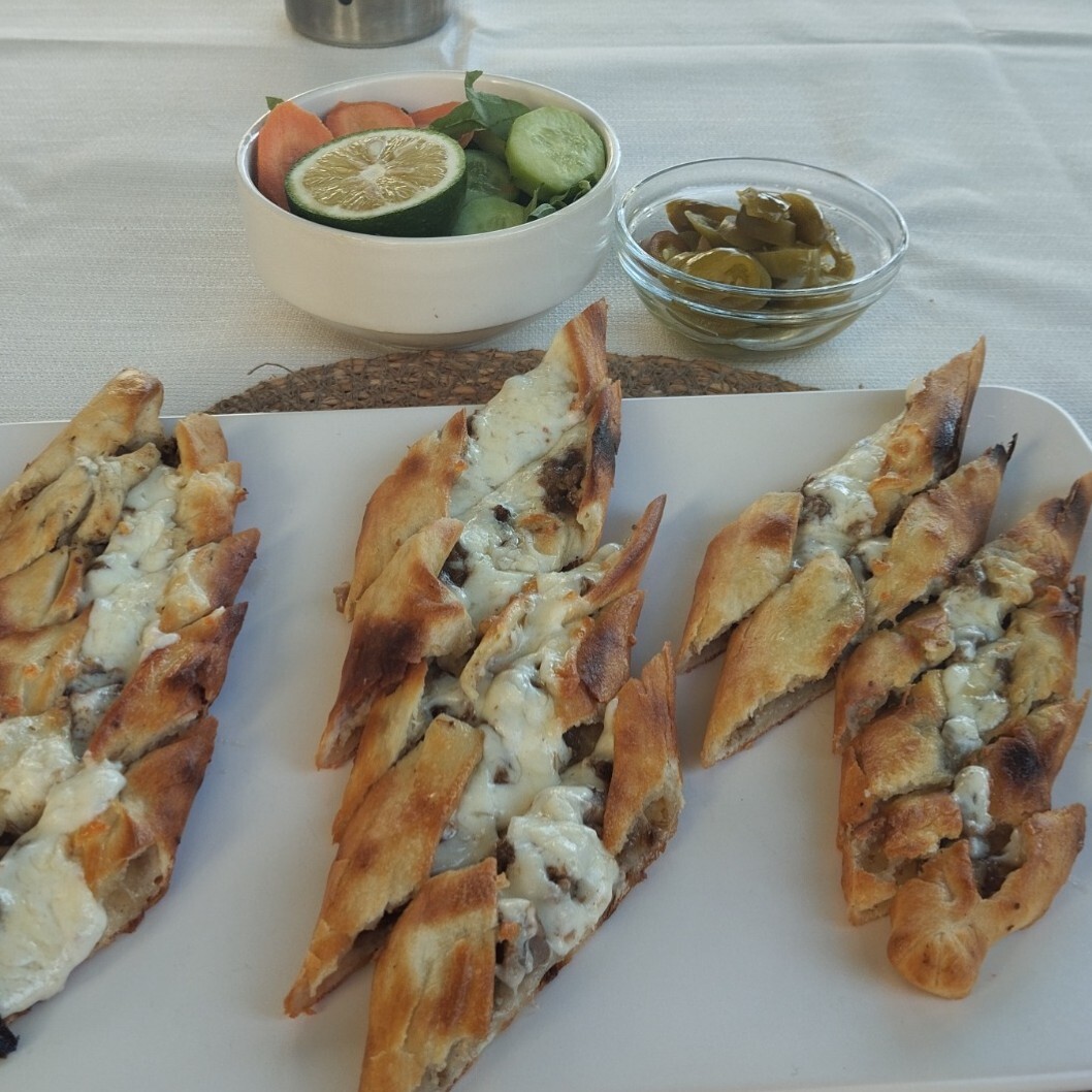 Kıymalı Mantarlı Kaşarlı Pide