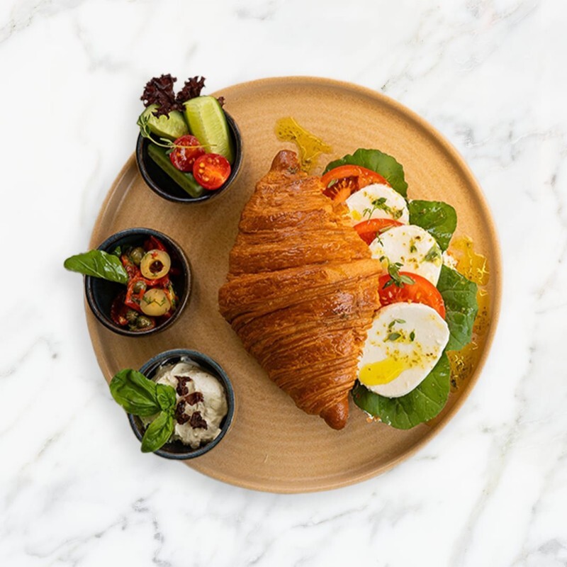 Kruvasan Caprese Toast