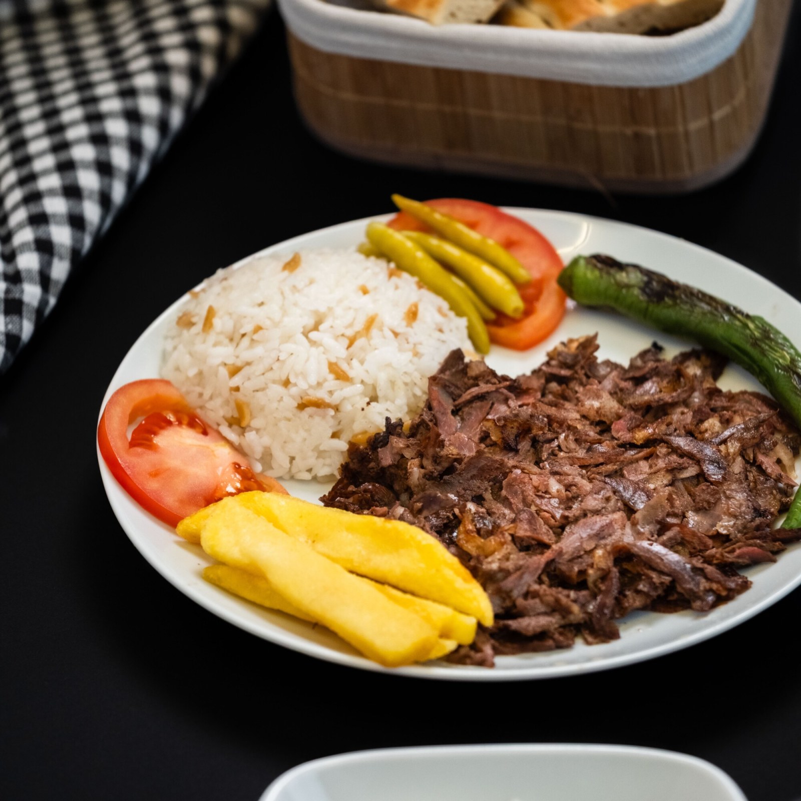 Yaprak Döner