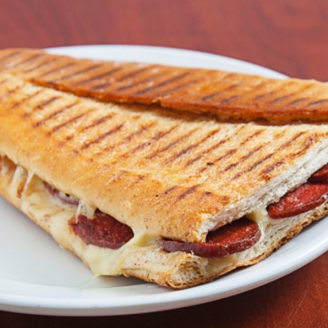 Yarım Ekmek Kaşarlı Sucuklu Tost