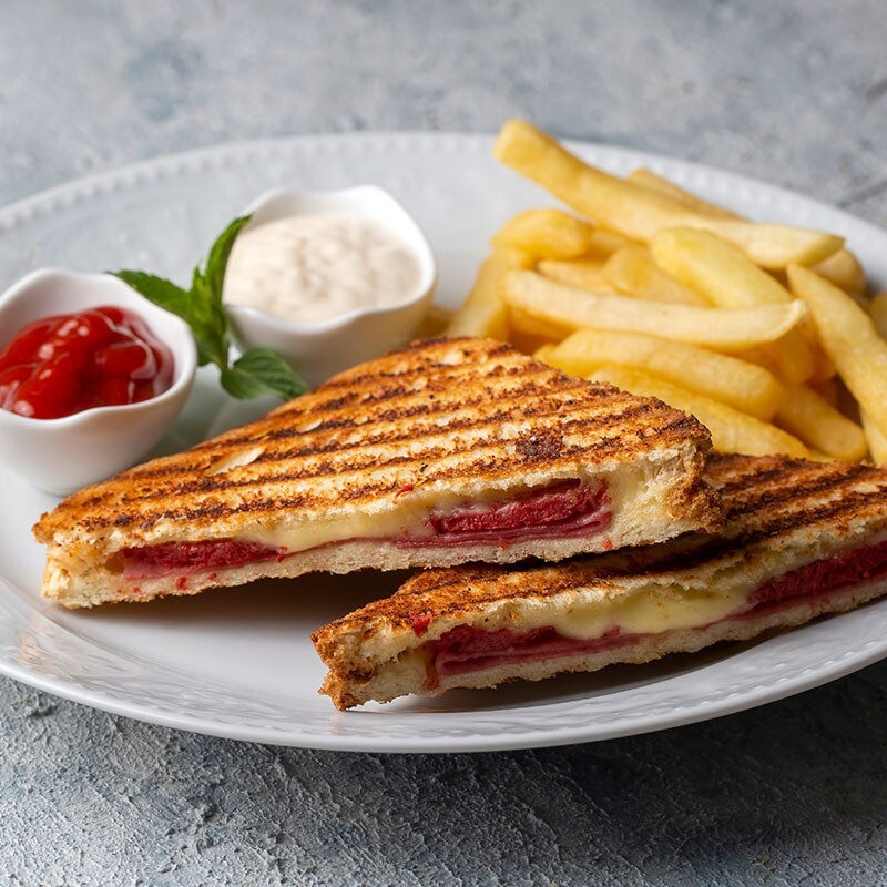 Sucuk Kaşarlı Tost Yarım Ekmek