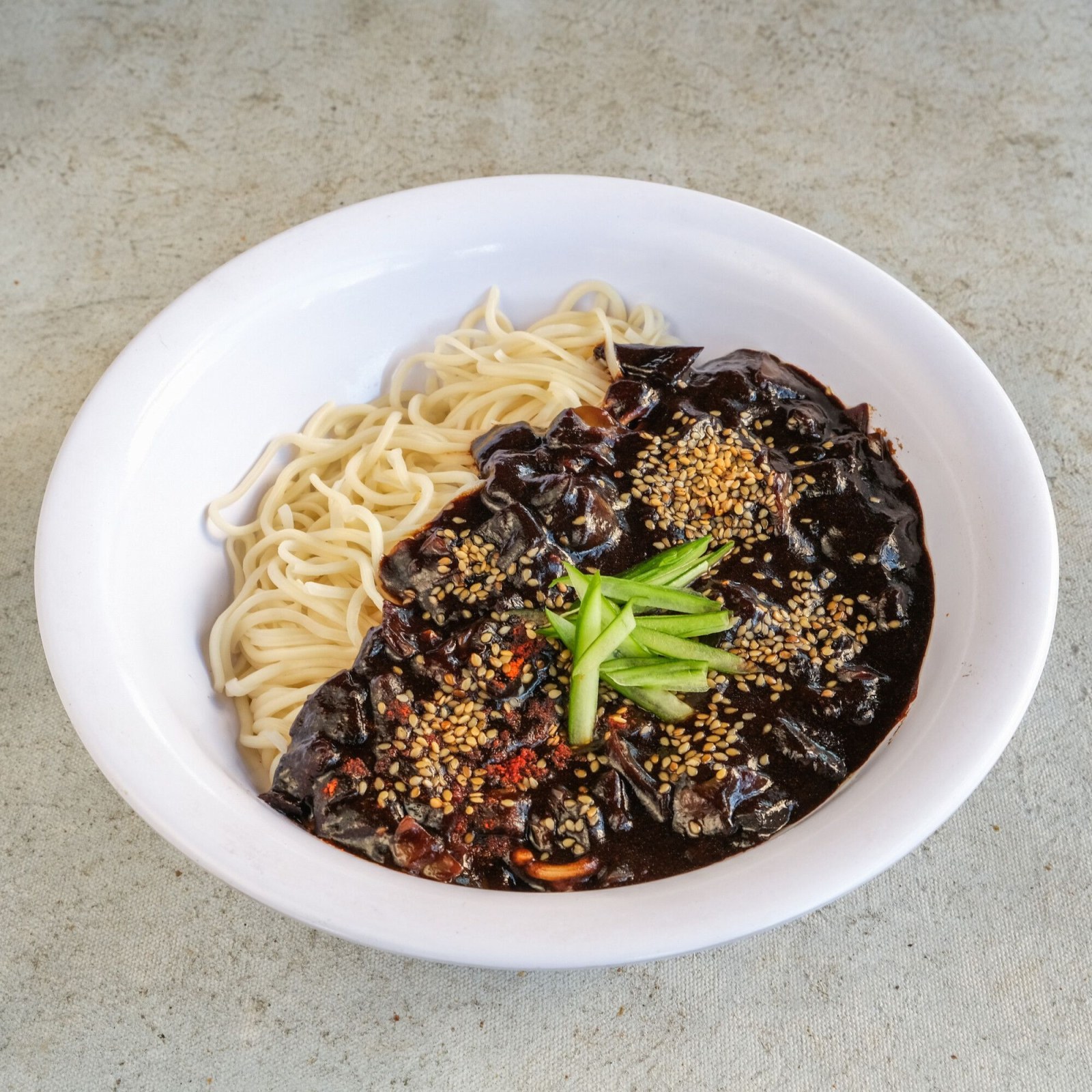 Siyah Fasulye Soslu Erişte (Jajangmyeon)