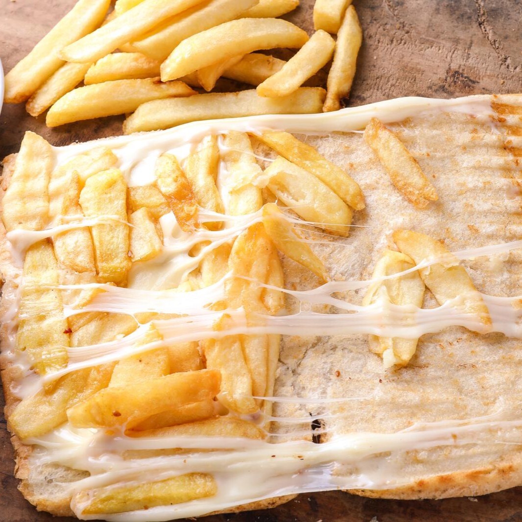 Yarım Ekmeğe Patatesli Kaşarlı Tost
