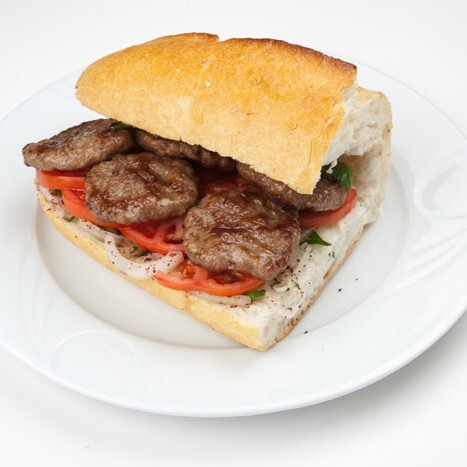 Yarım Ekmek Köfte +Kola,arasına ,soğan ,domates,acı ezme