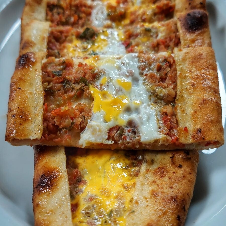 Kıymalı Yumurtalı Pide