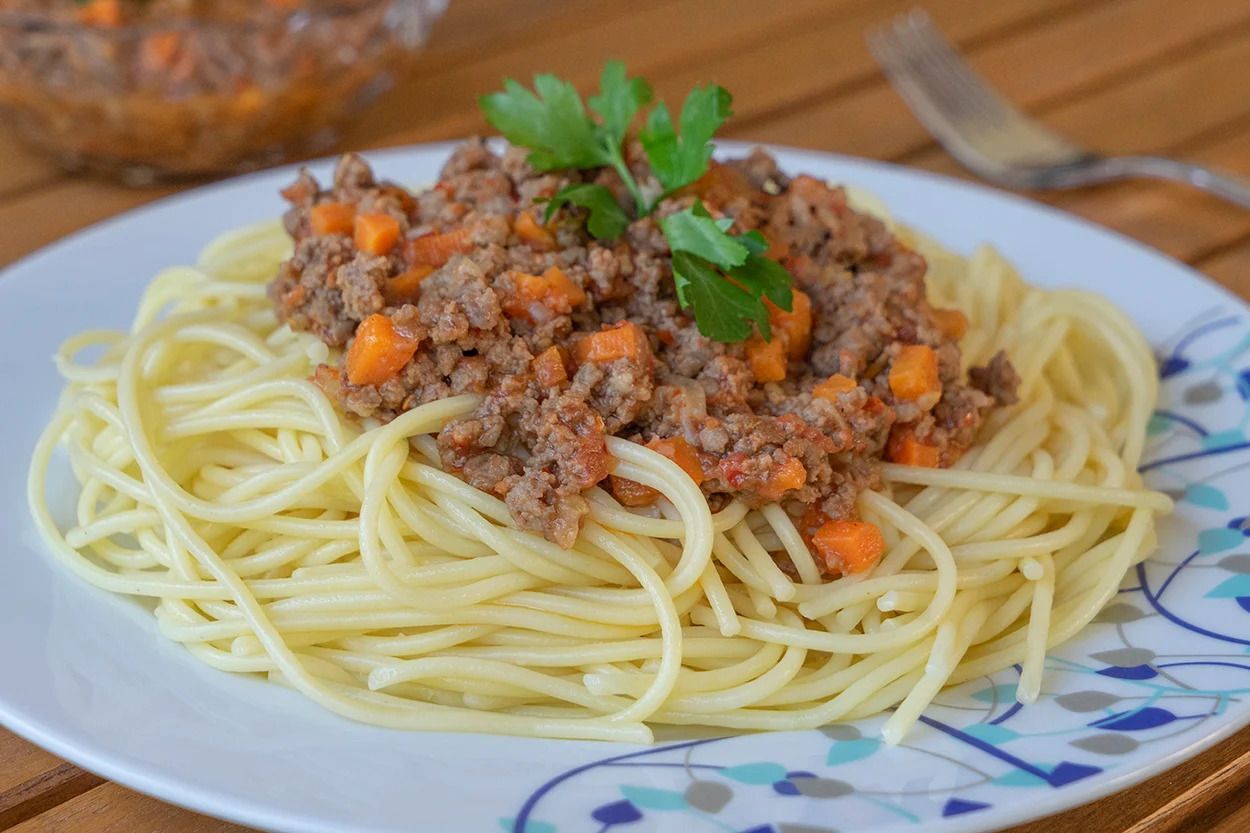 spagetti bolonez kıymalı yanında ayran