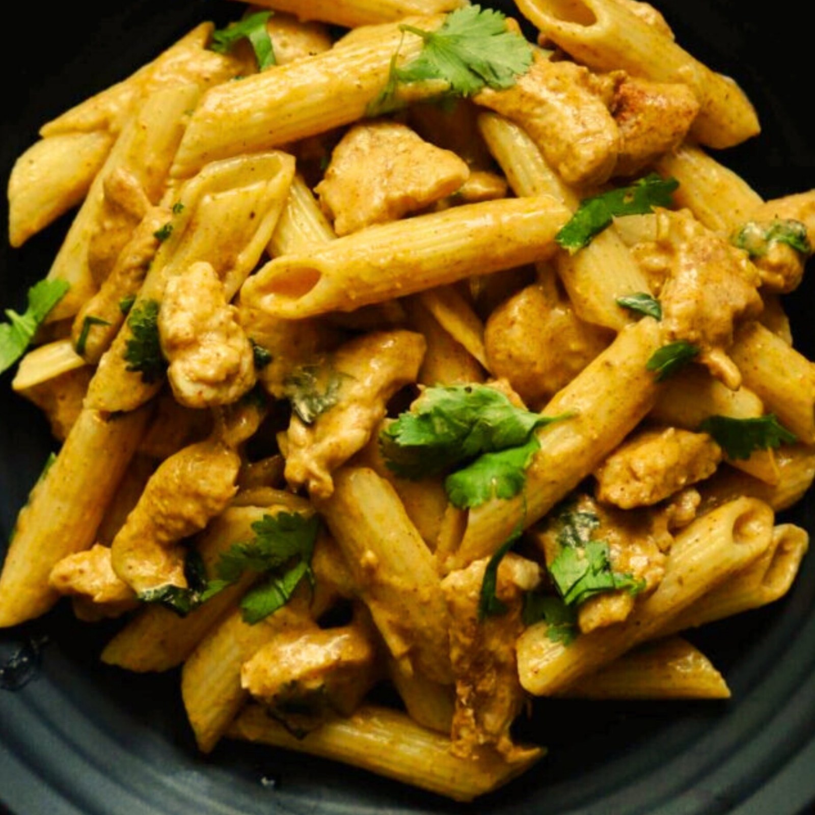 Köri Soslu Tavuklu Penne