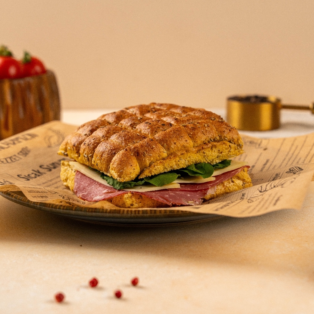 Fümeli Tulum Peynirli Focaccia Sandviç