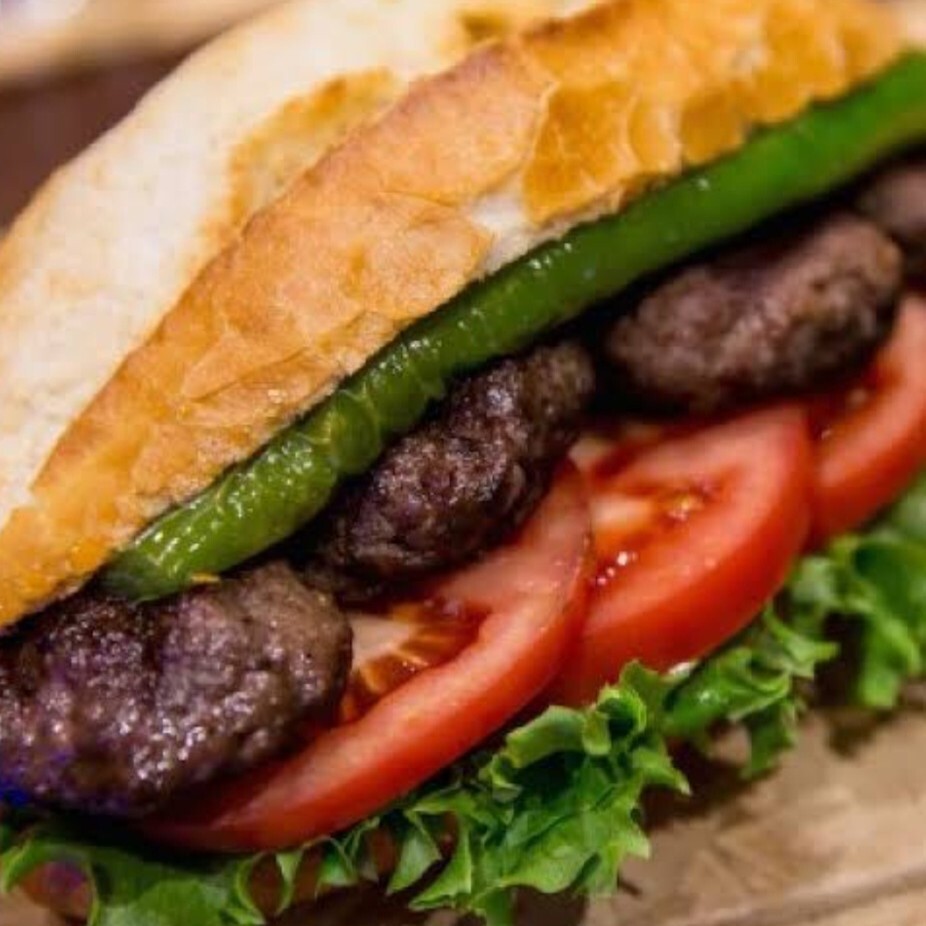 Özel Kıyma ile Izgara Pişirilmiş Yarım Ekmek Köz Köfte Izgara Köfte Luxury Pir Hasan VIP