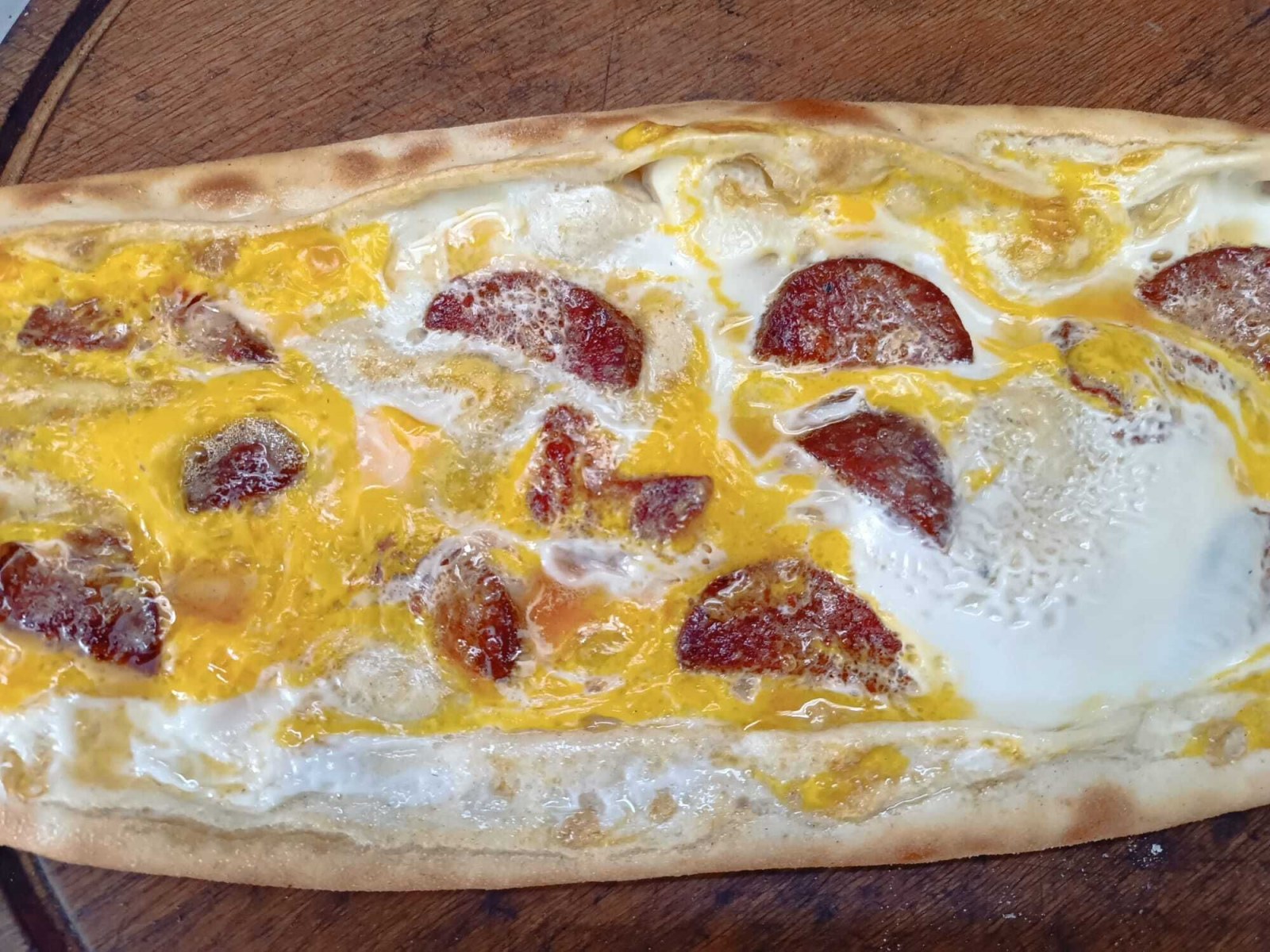 Yumurtalı Sucuklu Pide