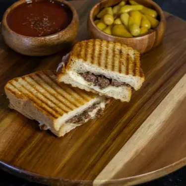 Acıka Soslu Kavurmalı Karışık Ayvalık Tost
