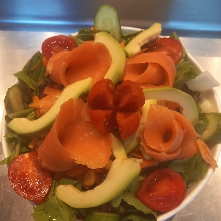 Somon Füme Salata Yanında çorba ikramımızdır