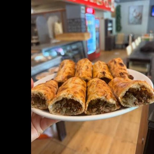 Kuru kıyma kaşarlı pide