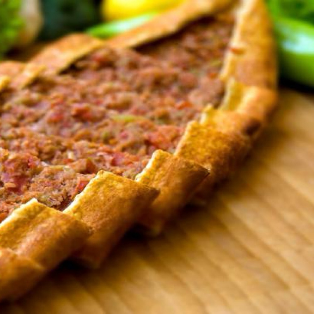 Kıymalı kaşarlı pide