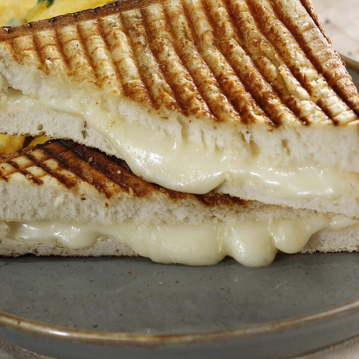 Kumru Ekmeğinde Kaşarlı Tost