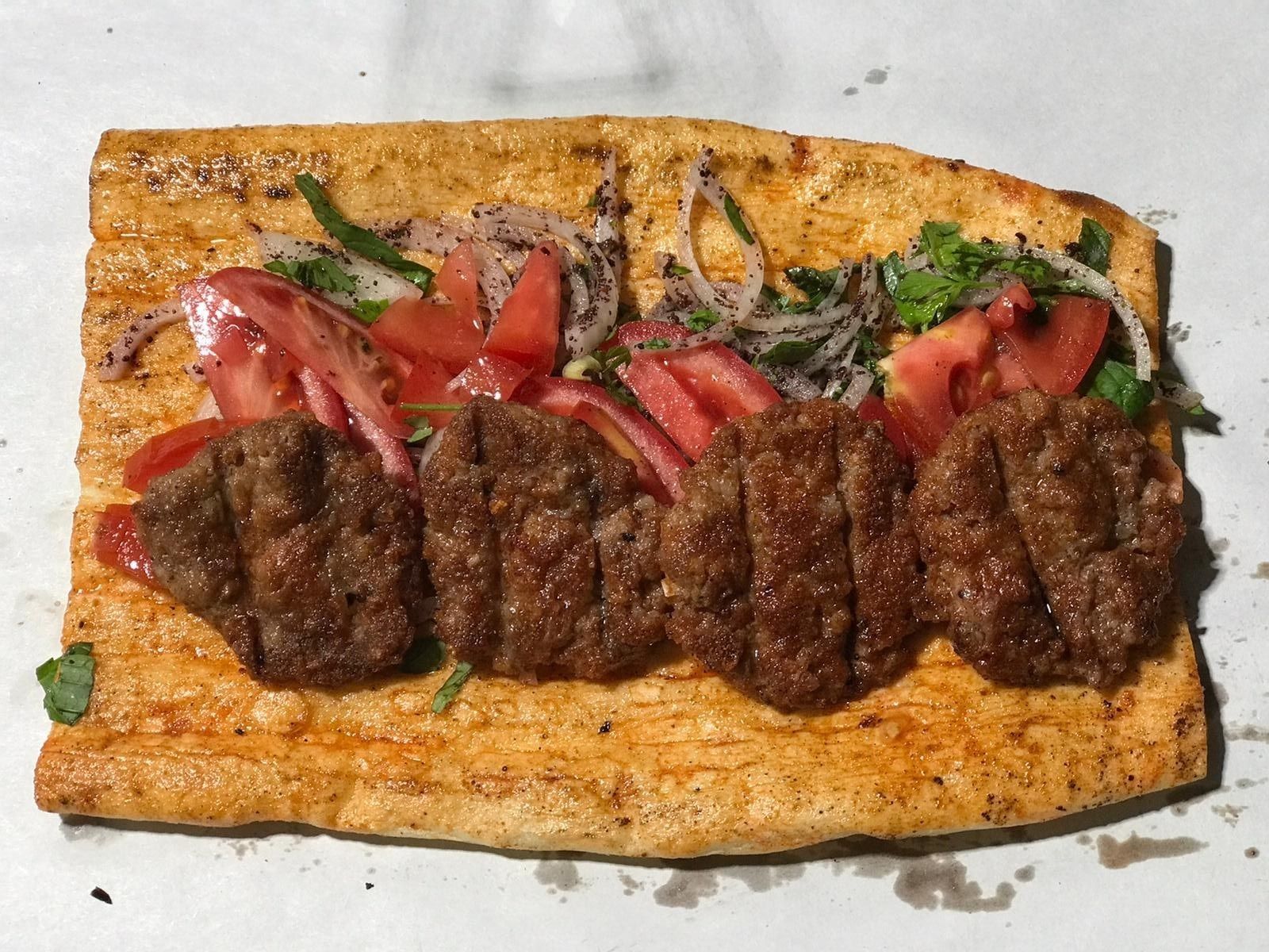 Yarım Pide Ekmeği Arası Dana Köfte Dürüm