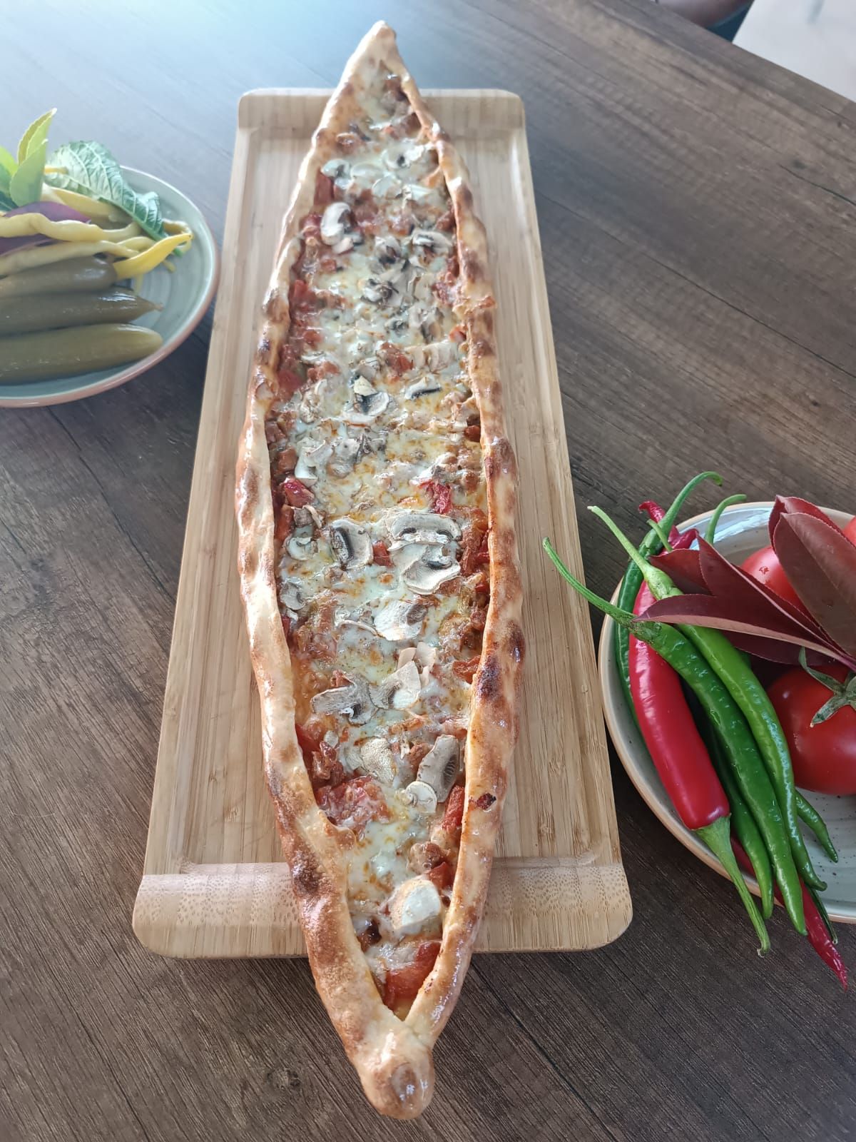 Kuşbaşılı Kaşarlı Mantarlı Pide + Coca-Cola (1 L.)
