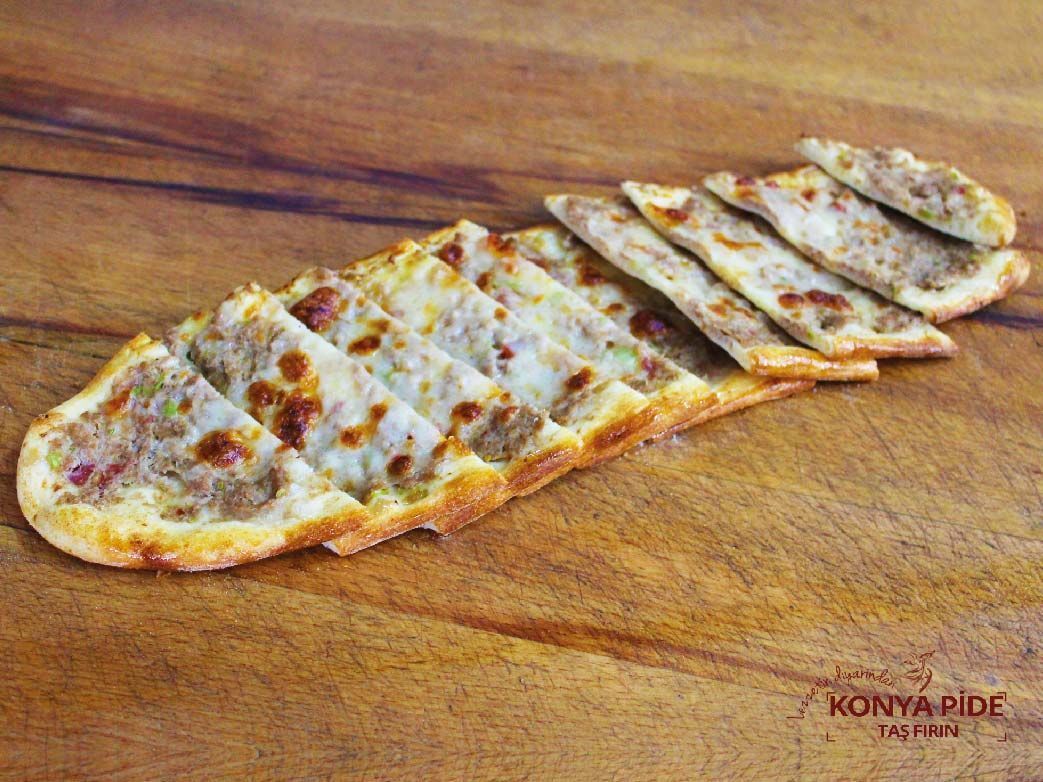 Kıymalı Kaşarlı Pide