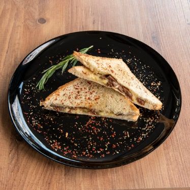 Tost Ekmeğine Kavurmalı Kaşarlı Tost