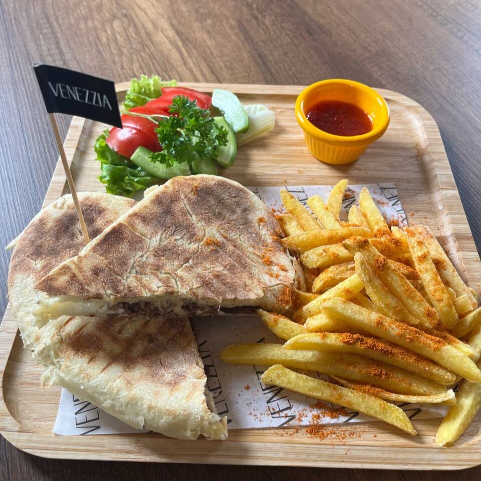 Bazlama Ekmeğinde Kavurmalı Kaşarlı Tost