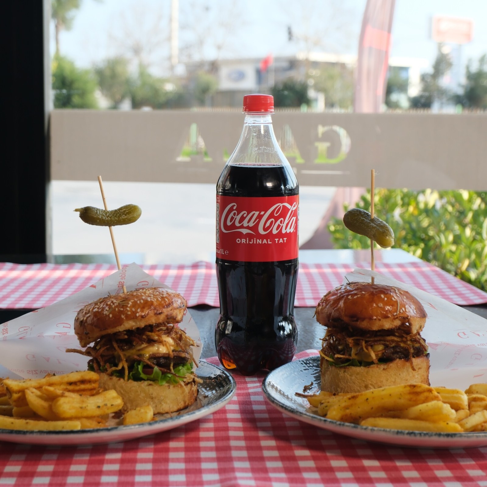 2li Large Burger + 1L Coca Cola