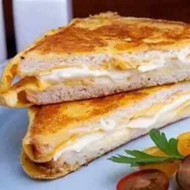 Zeytin Ezmeli ve Beyaz Peynirli Tost