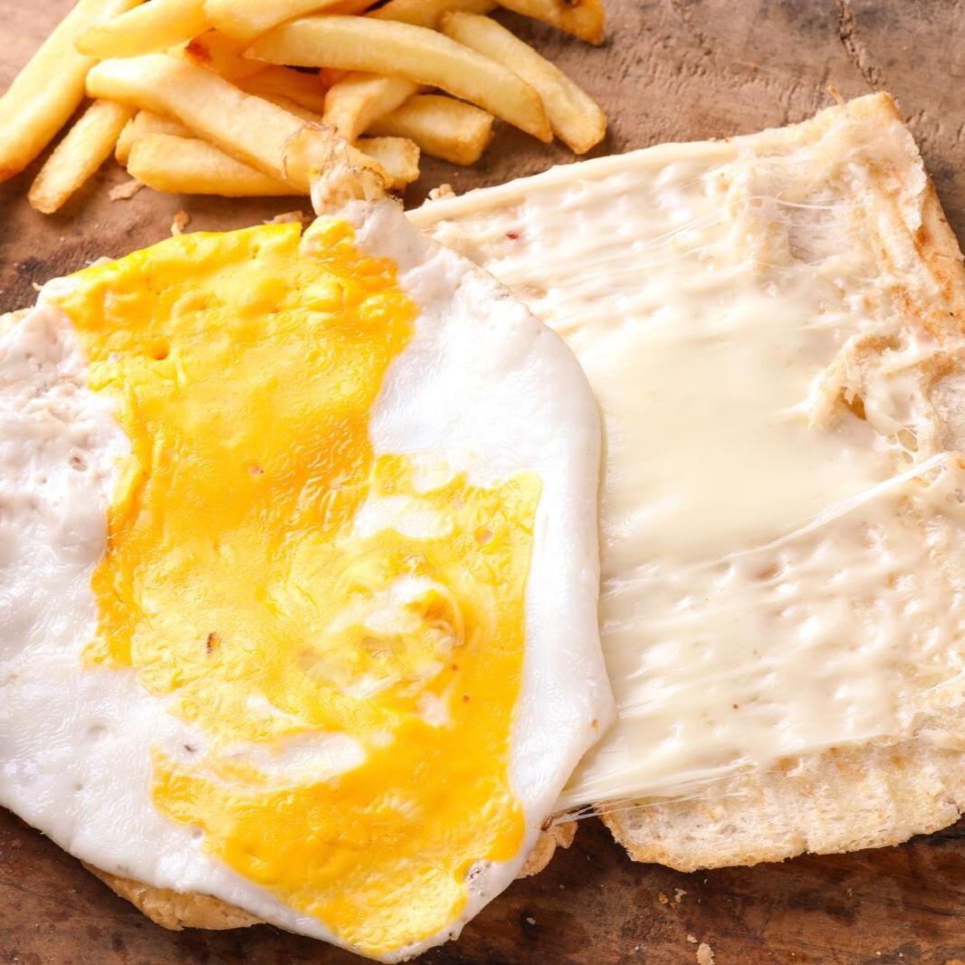 Yarım Ekmeğe Yumurtalı Kaşarlı Tost