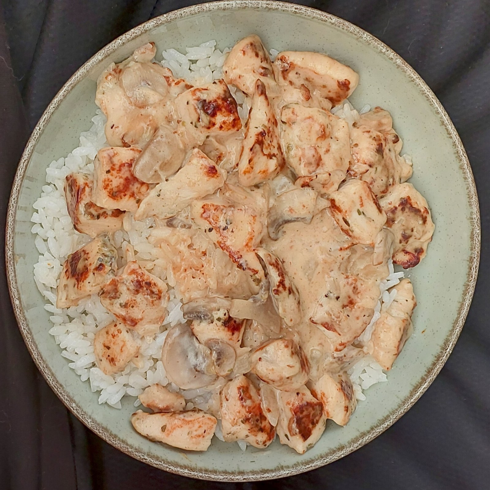 Pilav Üstü Mantar Soslu Tavuk