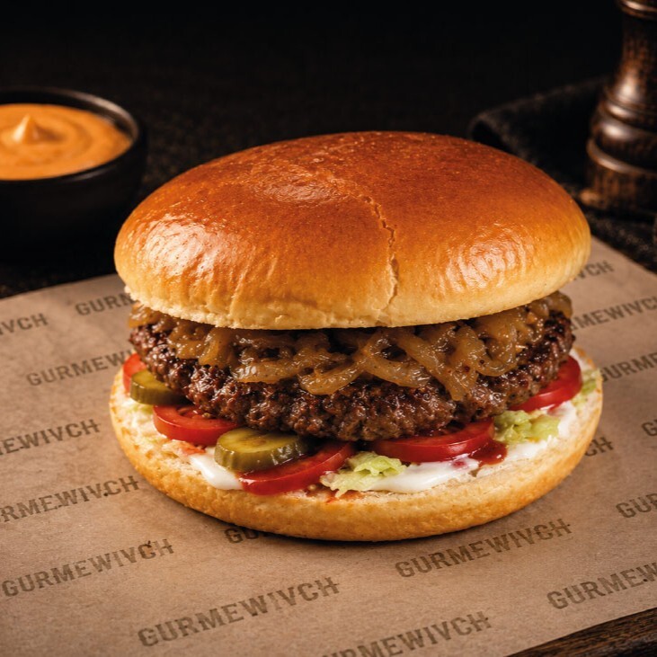 Karamelize Soğanlı Burger ve Patates Kızartması