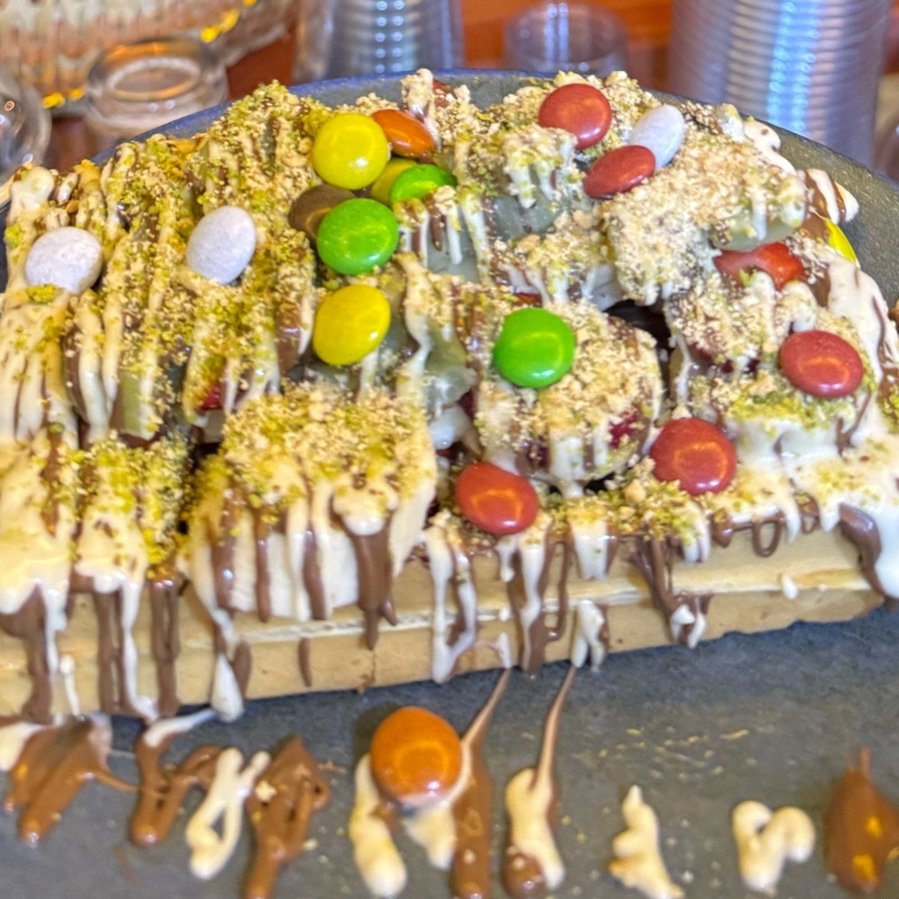 Waffle (Çikolata Sos, Beyaz Çikolata Sos, Frambuaz Sos)