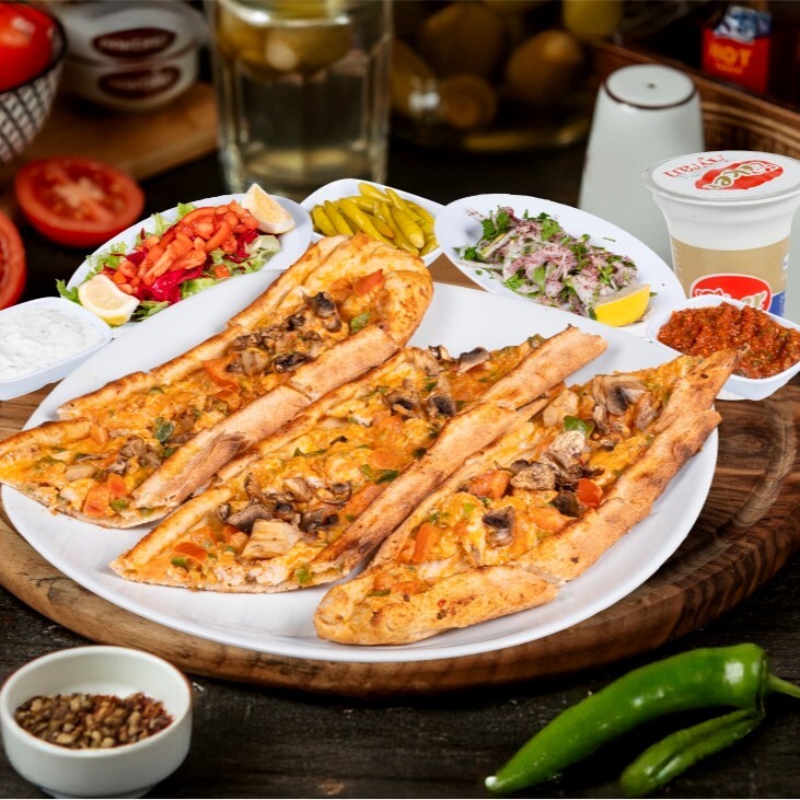 Tavuk Mantarlı Kaşarlı Pide Menü (1,5)