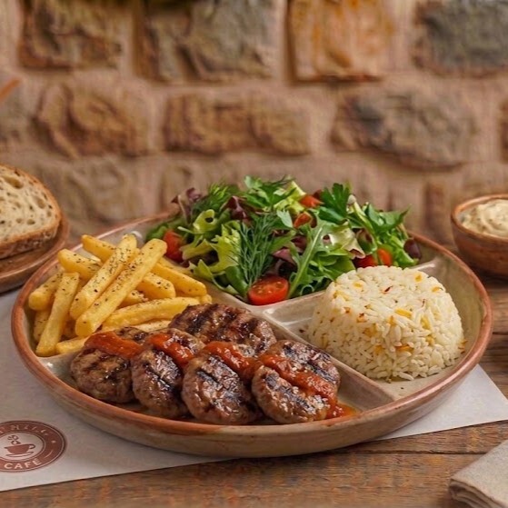 Salatalı Köfte Tabağı