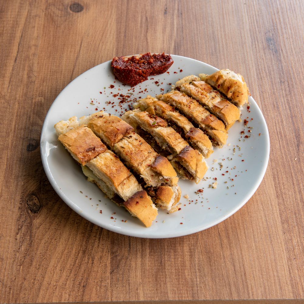 Kavurmalı Kaşarlı Yarım Ekmek
