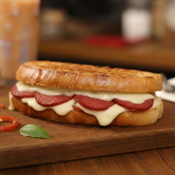 Ayvalık Ekmeğine Kaşarlı Sucuklu Tost