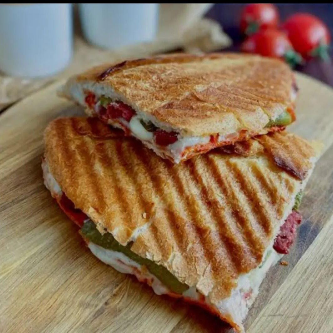 Tam Ekmek Sucuklu Kaşarlı Tost + Patates Kızartması+ Kola