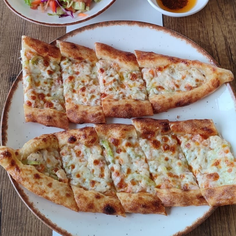 Tavuklu Kaşarlı Pide