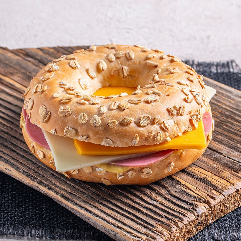 Bagel Ekmeğinde New York Kahvaltı Sandviç