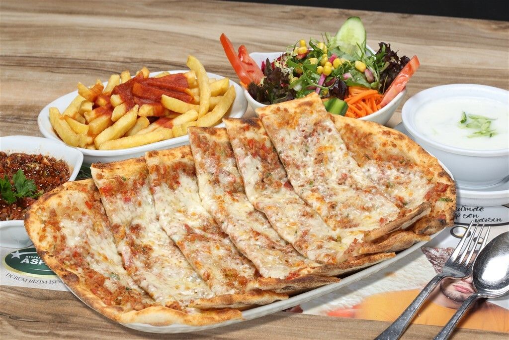 Kıymalı Kaşarlı Pide