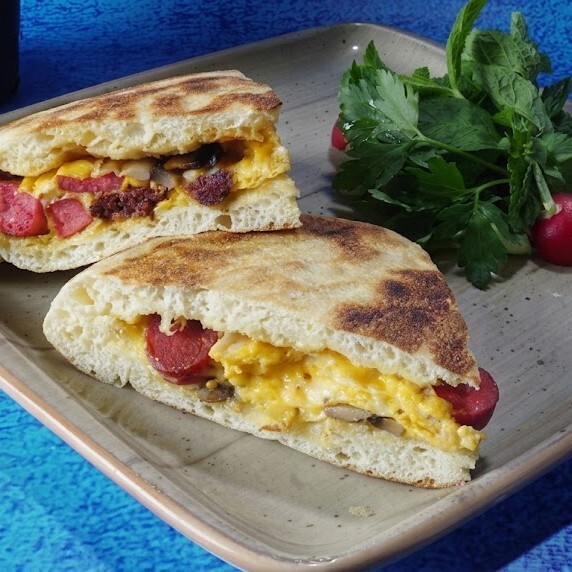 Yumurtalı karışık bazlama tost