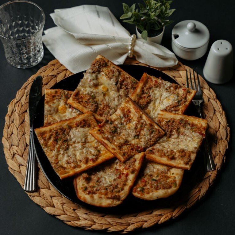 Kıymalı Kaşarlı Pide