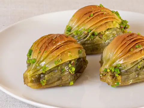 Fıstıklı Midye Baklava (1 kg.)