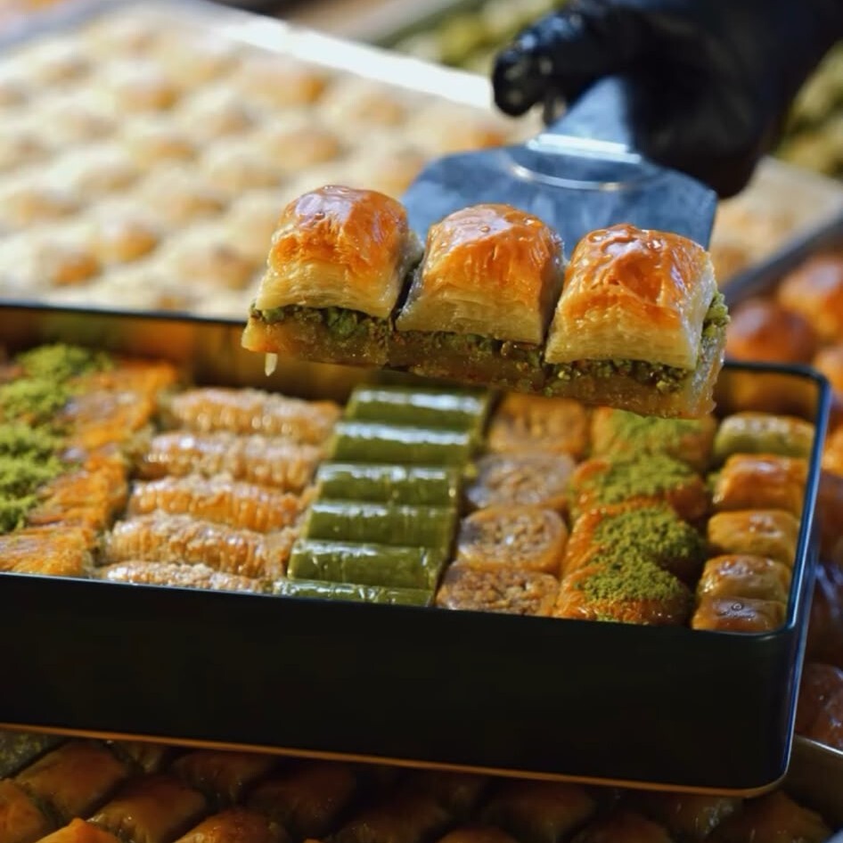 Metal Kutu Karışık Fıstıklı Baklava Büyük Boy
