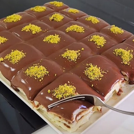 Çikolata Pudingli Bisküvili Pasta(Çikolata Parçacıkları ve Antep Fıstığı Parçacıkları