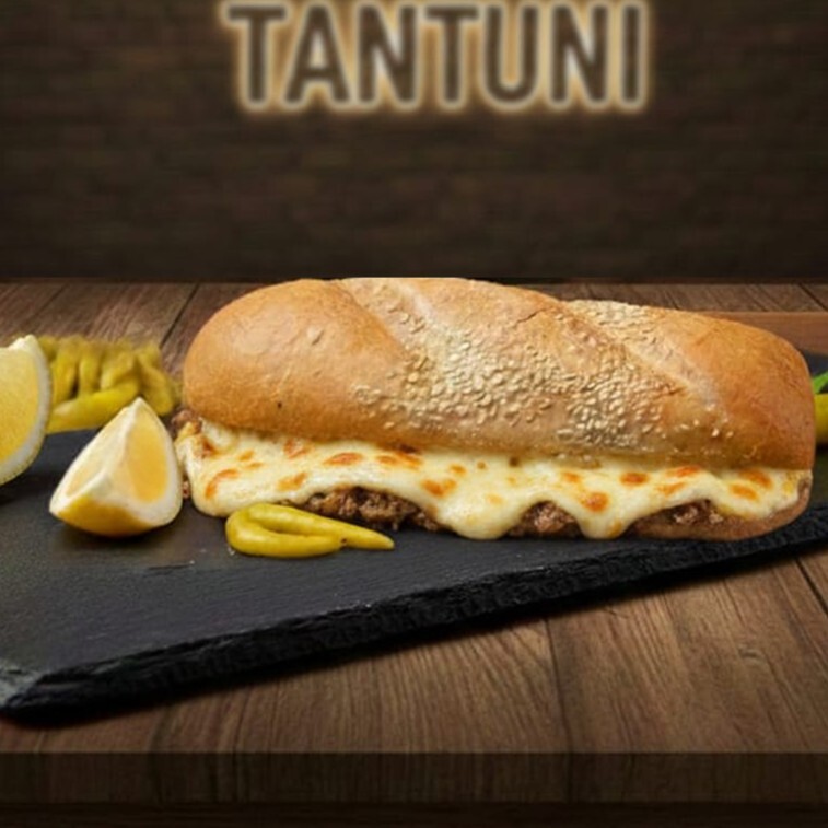 Kaşarlı Ekmek Arası Tavuk Tantuni (+ 1 Litre İçecek