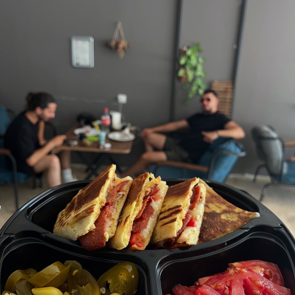 Sucuklu Kaşarlı Bazlama Tost