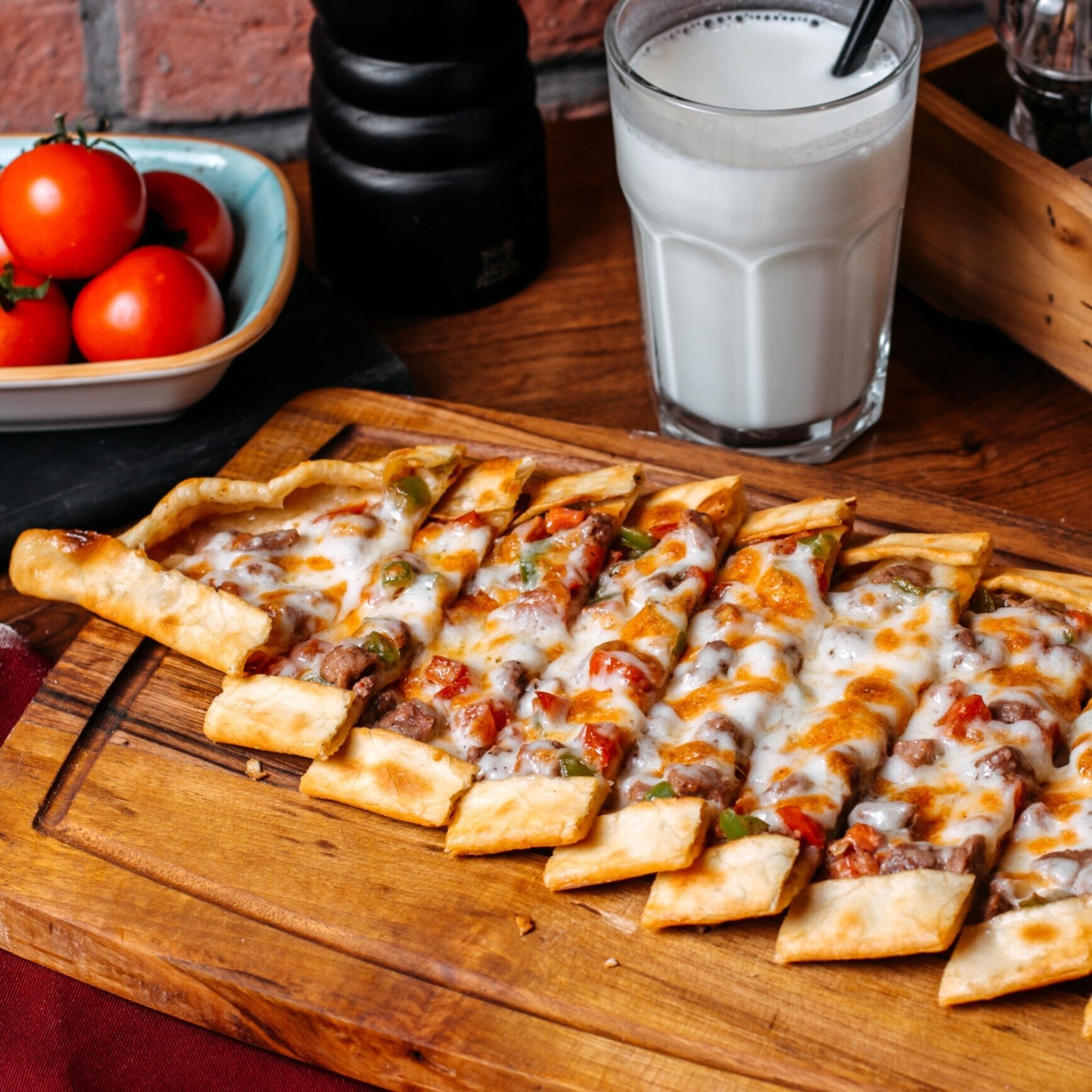 Kuşbaşılı Kaşarlı Pide