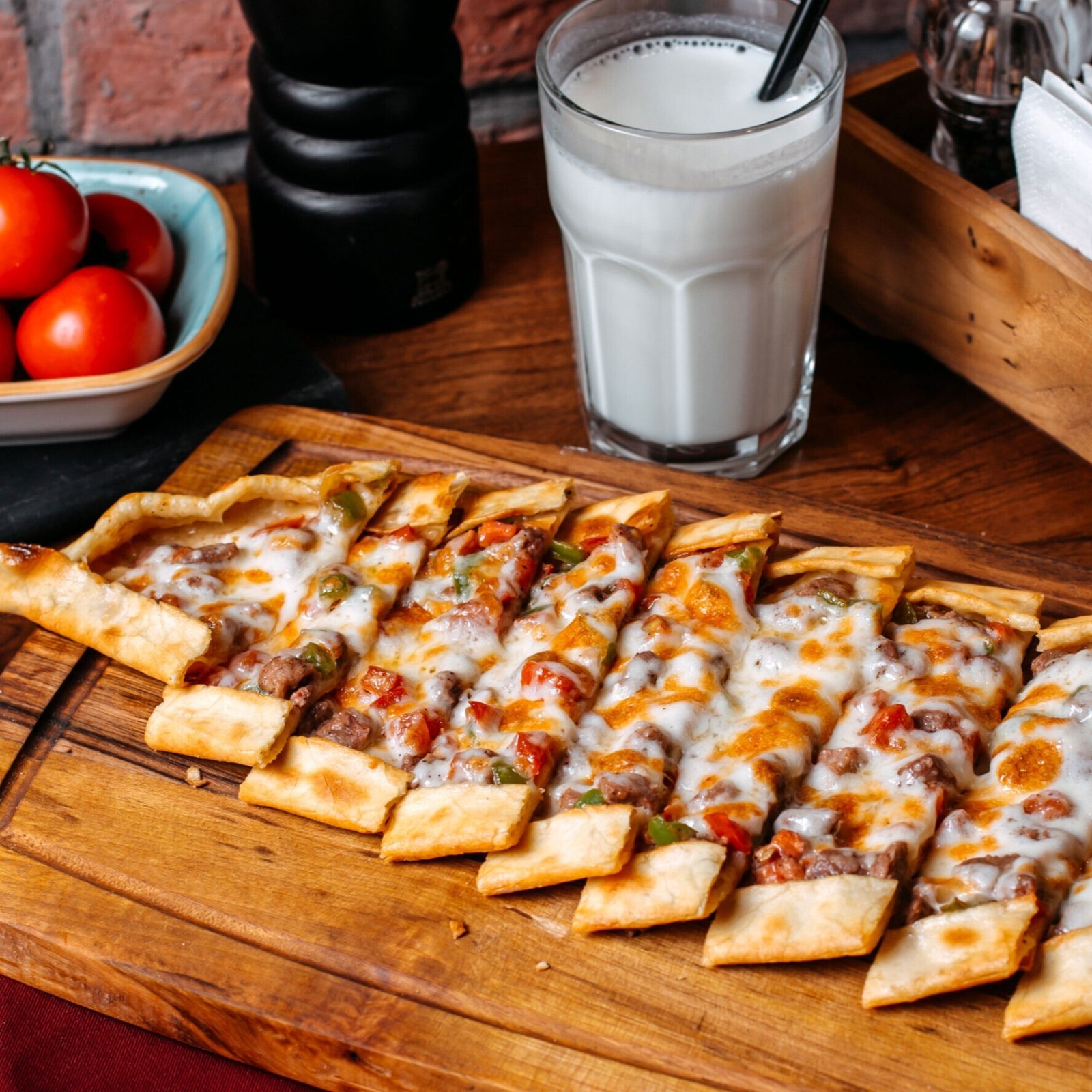 Kuşbaşılı Kaşarlı Pide + Dilediğiniz İçecek