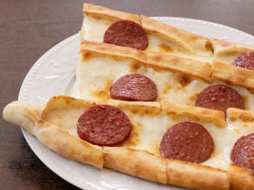 Sucuklu Kaşarlı Mantarlı Pide