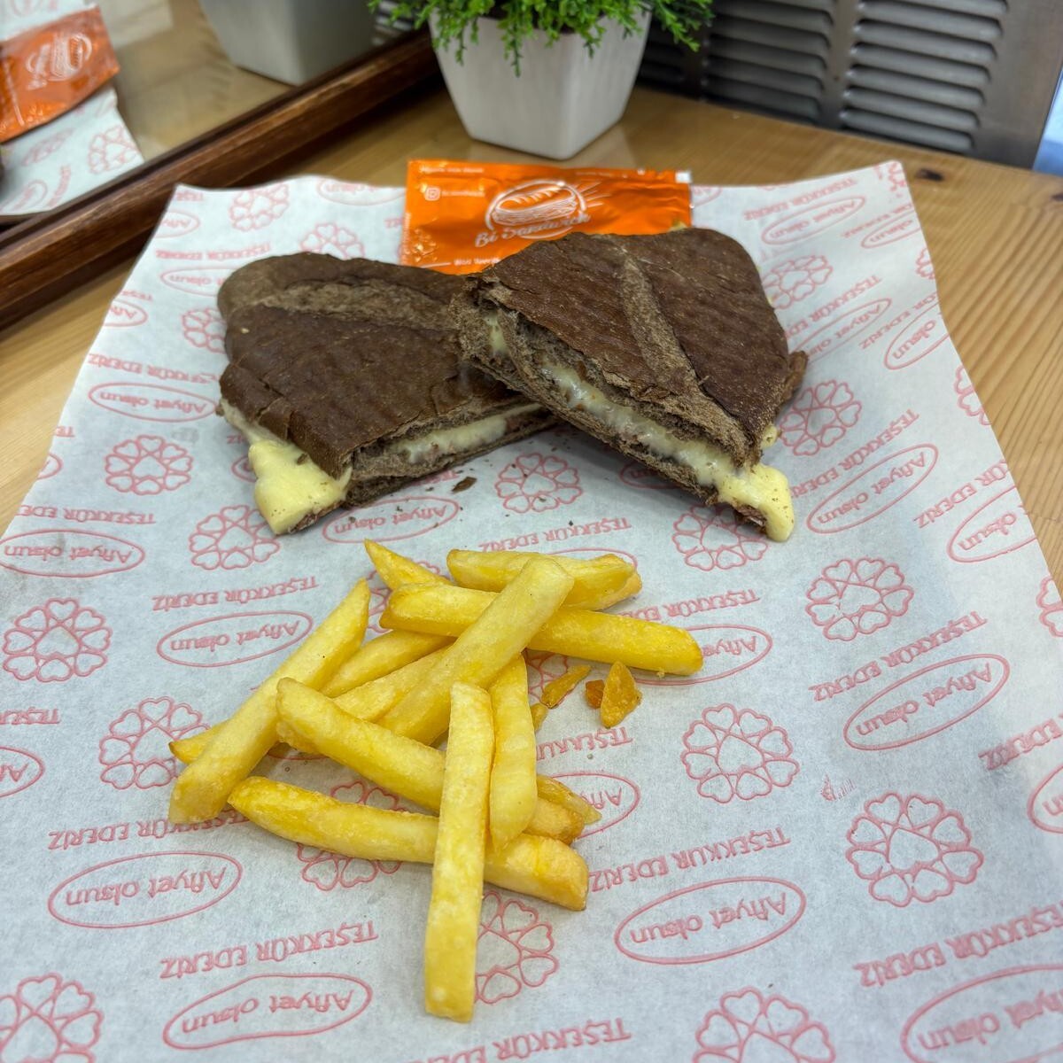 Tam Buğday Ekmeğinde Kavurmalı Kaşarlı Tost